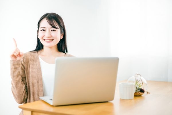 PCの前にいる女性