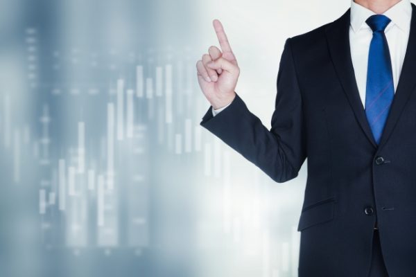 人差し指を立てるサラリーマン