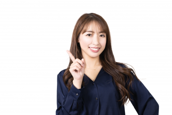 人差し指を立てる女性