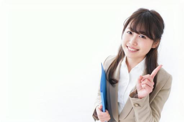 クリーデンスが向いている人を伝える女性