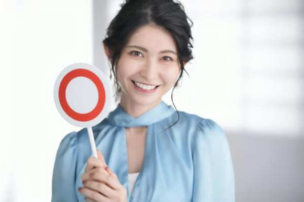 看護のお仕事が向いている人を伝える女性