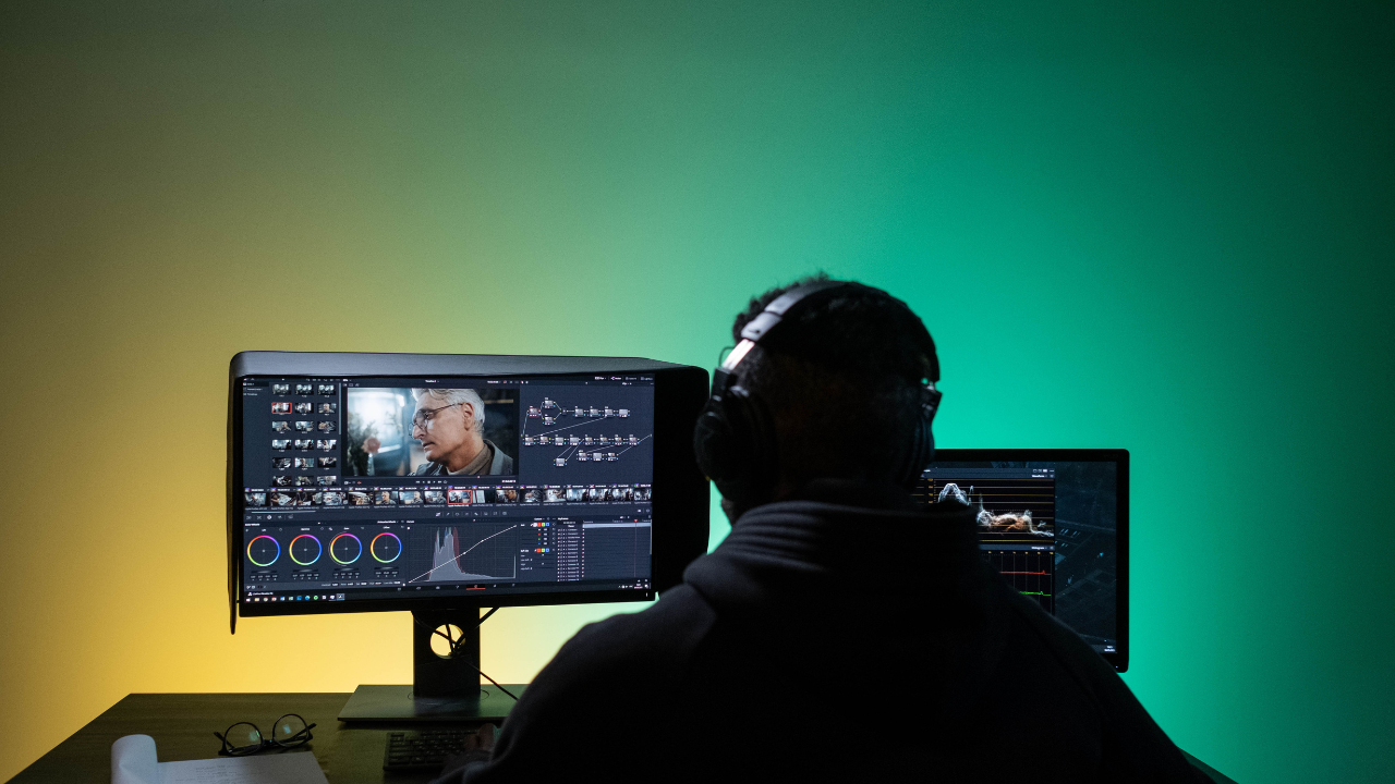 男が動画編集している