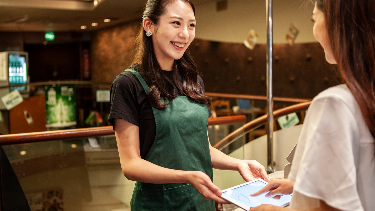 接客をする女性