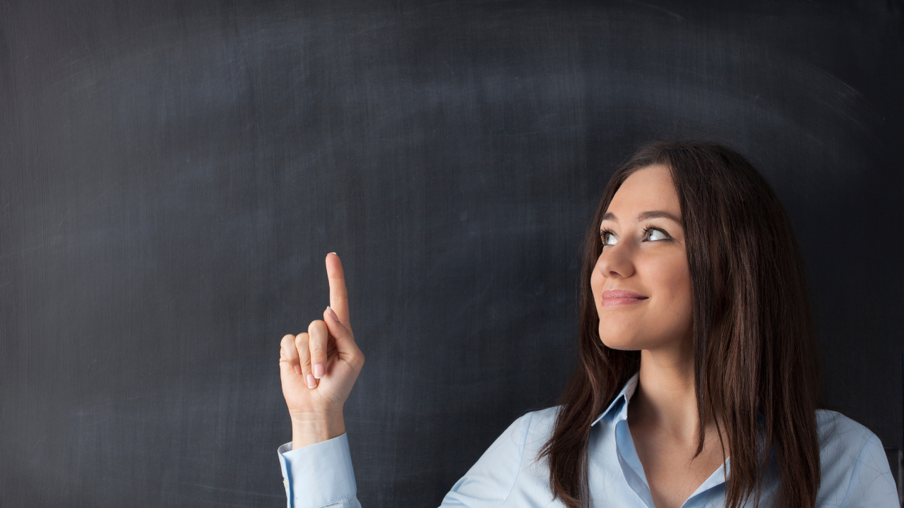 上を見上げる女性