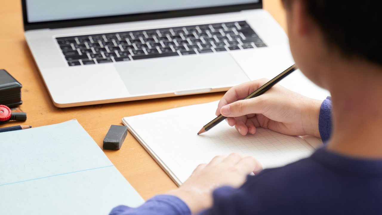 パソコン勉強している画像