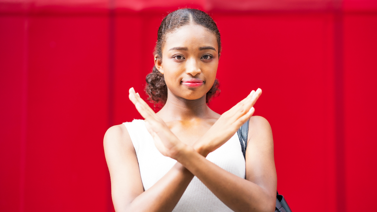 NGマークを作っている女性