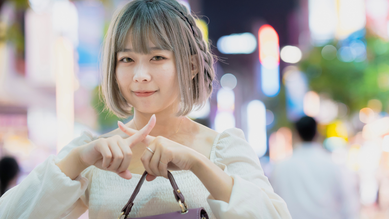 女性が指でバツを作る画像