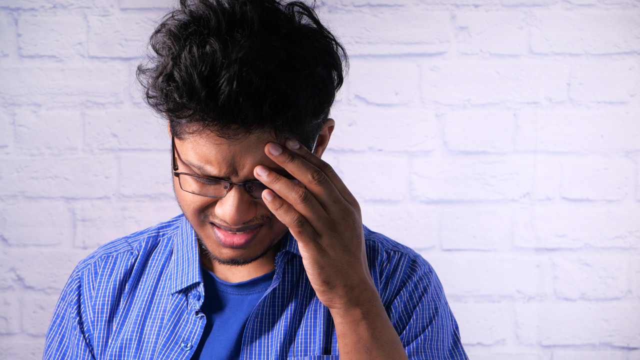 頭を抱える男性