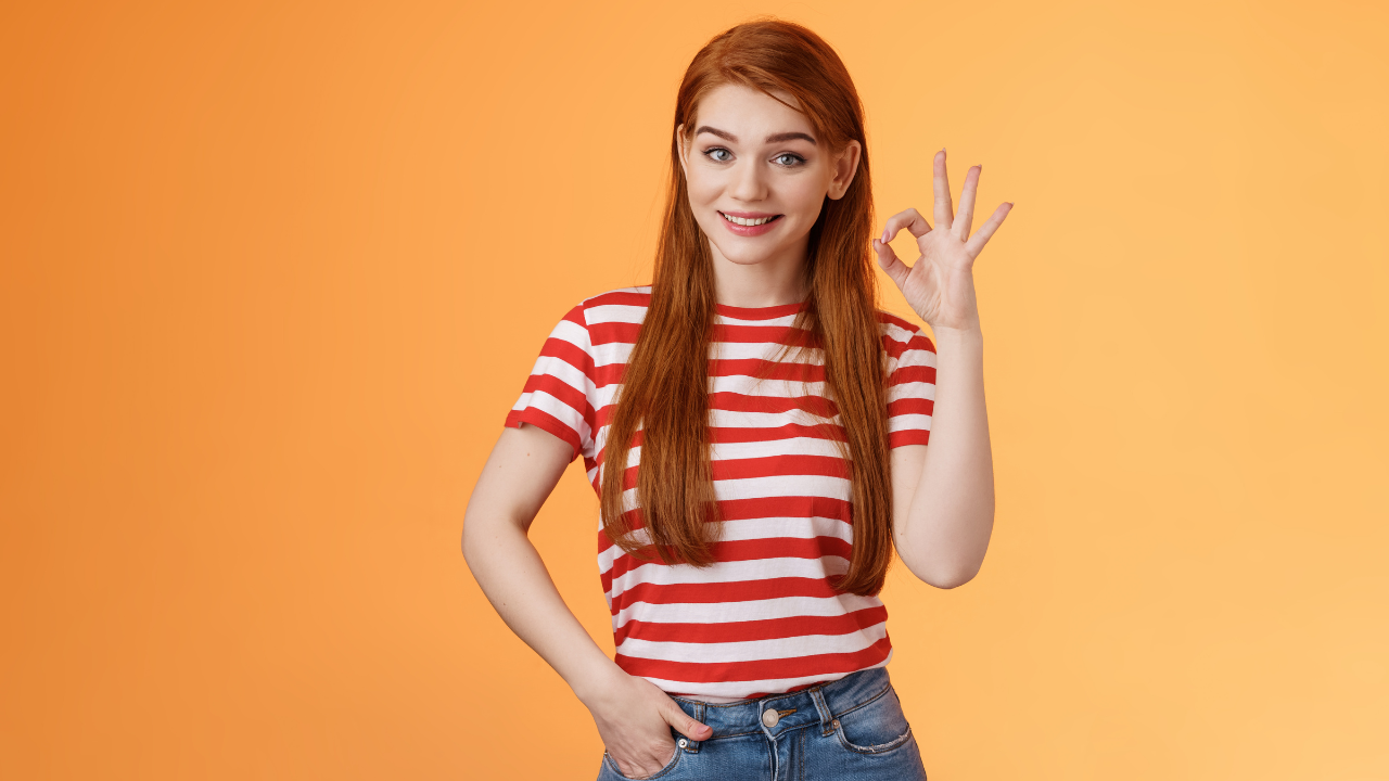 OKマークを作っている女性の画像