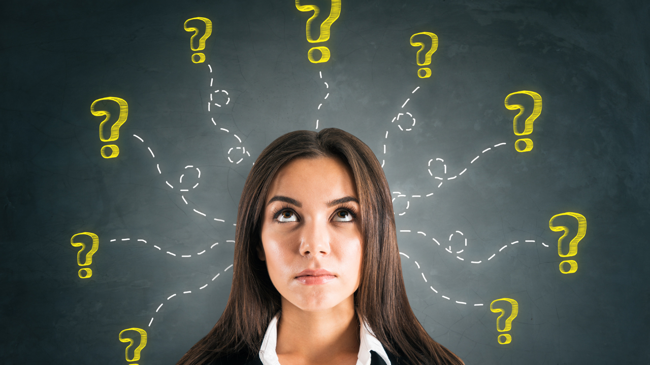 悩んでいる女性と女性の頭から出るクエスチョンマークのイラストが描かれた画像
