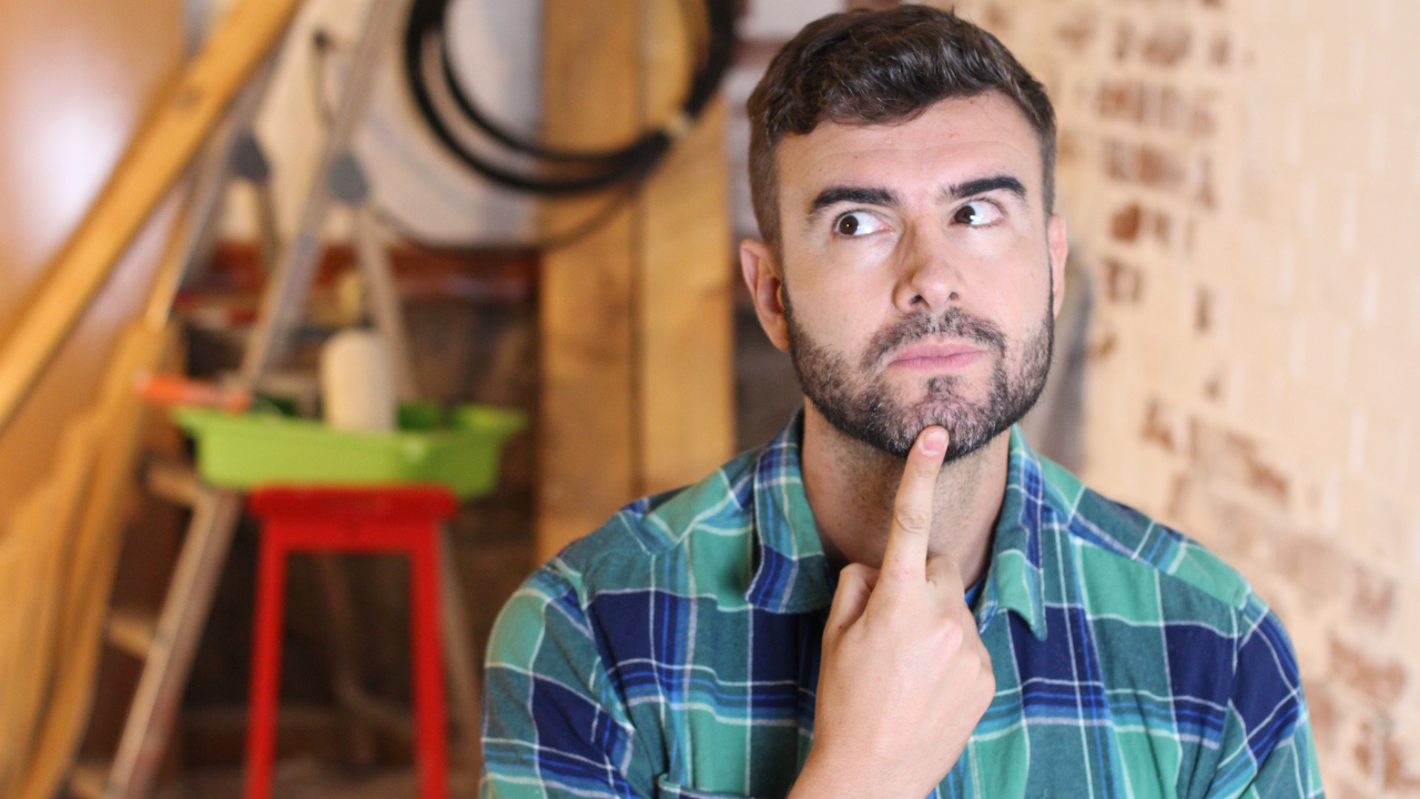 考え事をしている男性の画像