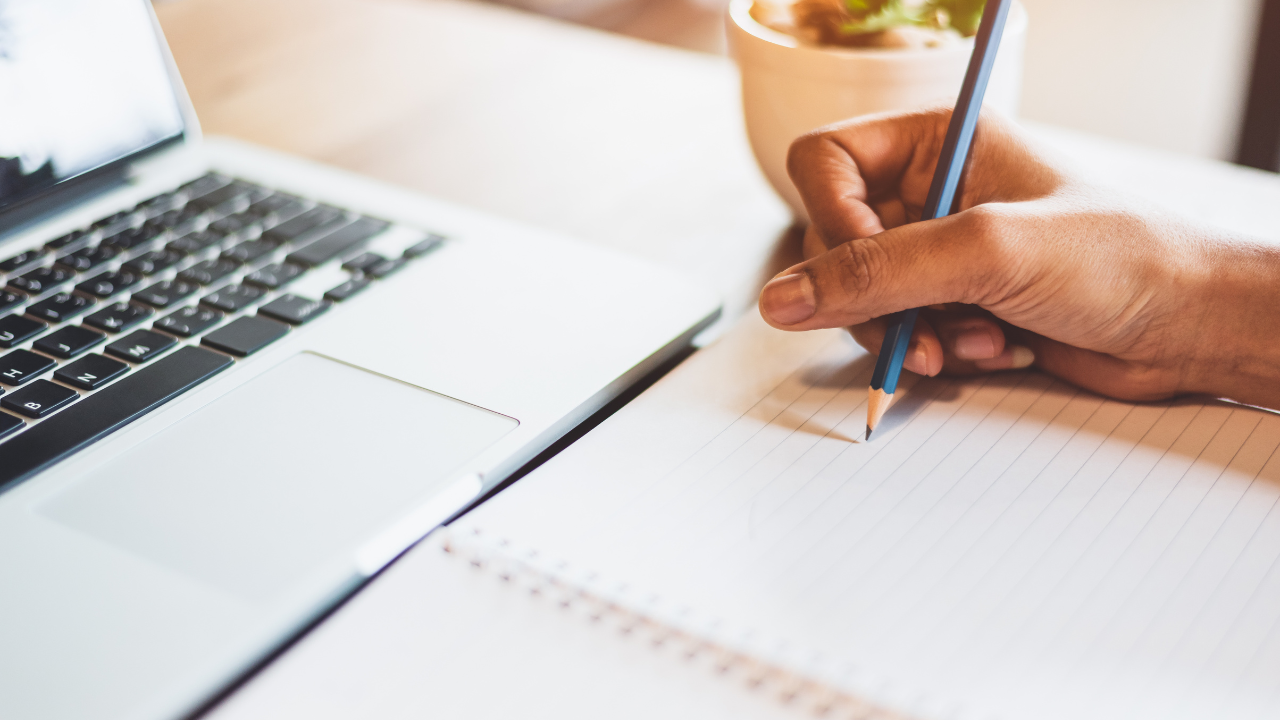 ノートに何かをまとめている人の画像