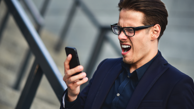 男性 スマホ見ている