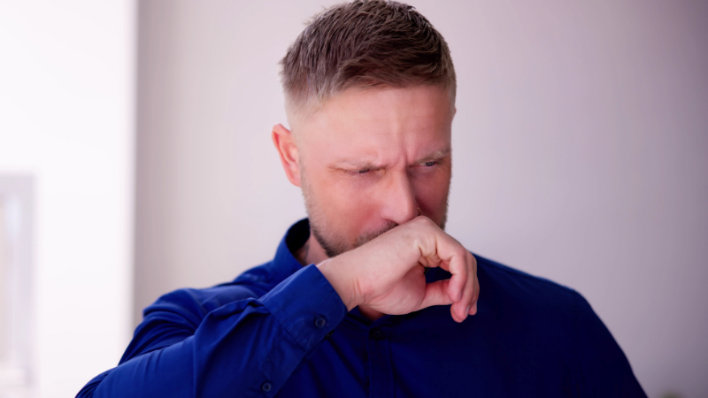 男性 悩んでいる