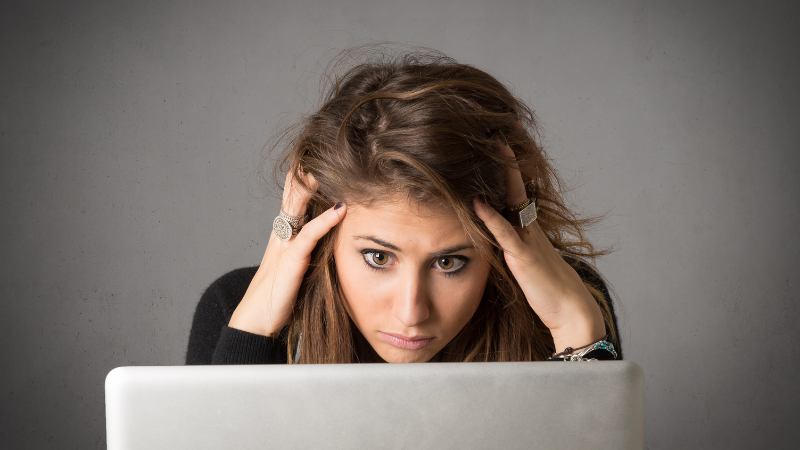 女性 頭抱えている