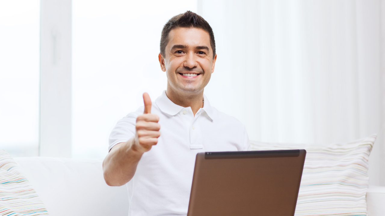 男性がグッドポーズをしている