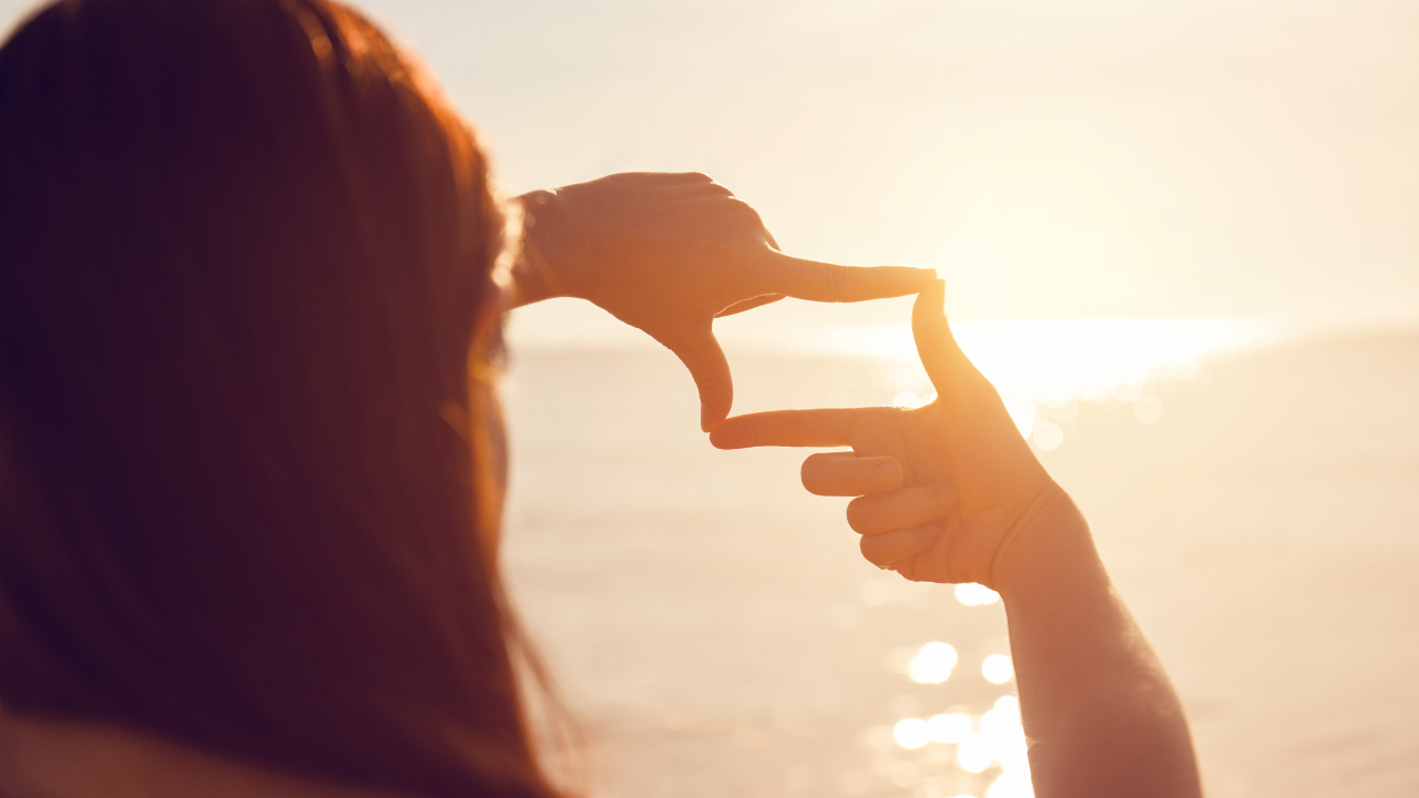 カメラで撮るふりをする人