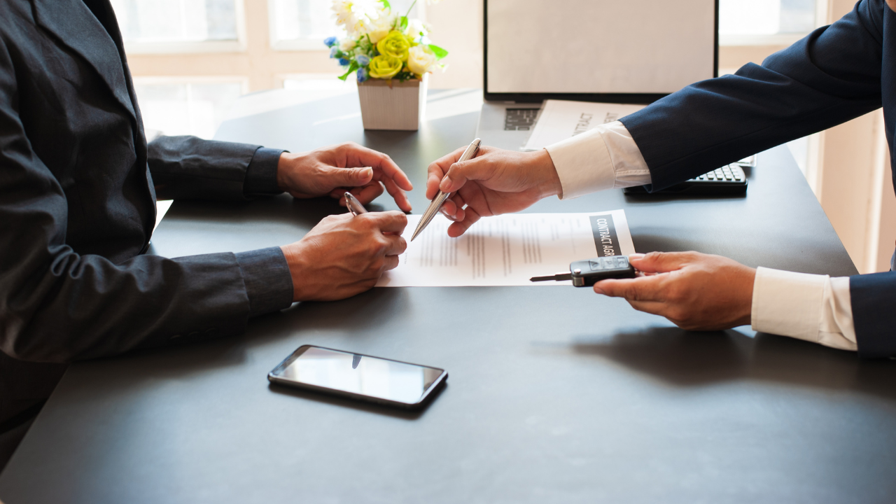 紙に向かってペンを指す人