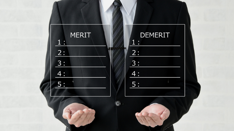 MERIT DEMERITを持った男性