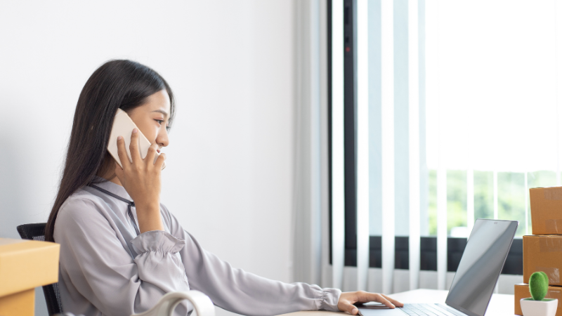 女性電話している