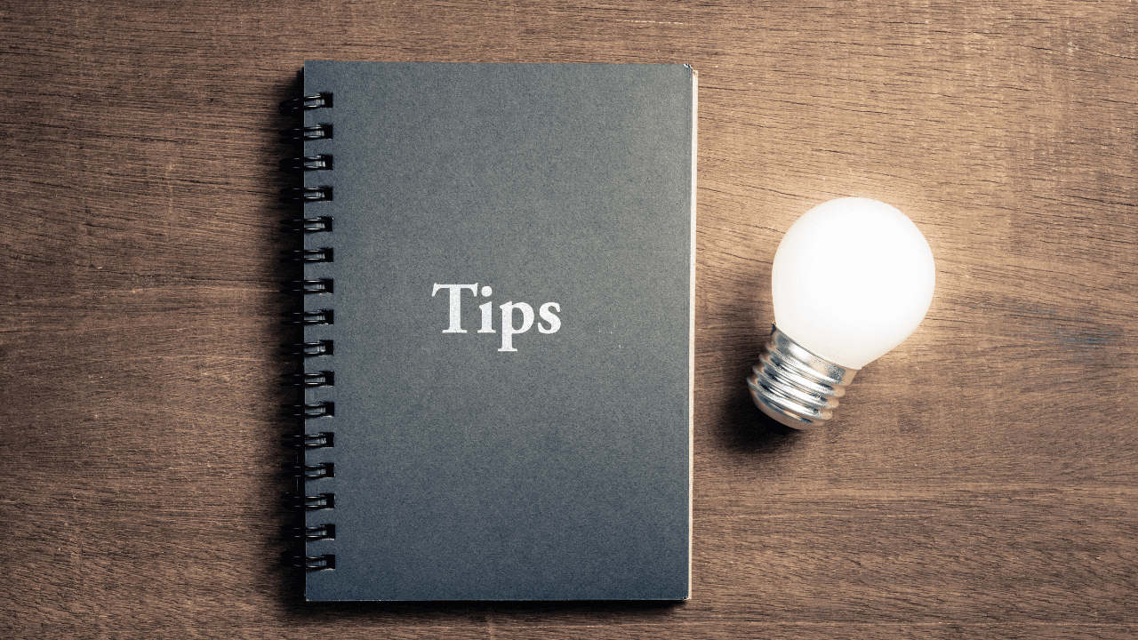 「TIPS」と書かれたノートと豆電球