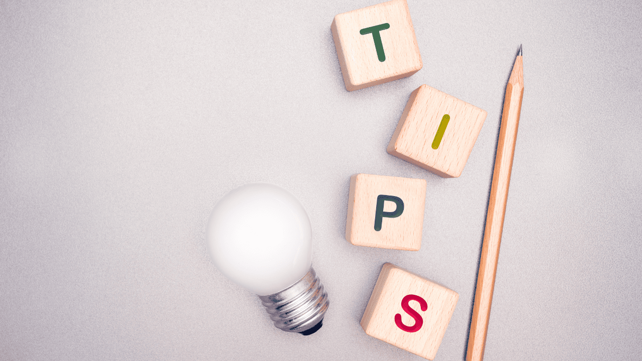 「TIPS」と書かれたブロックと鉛筆と豆電球