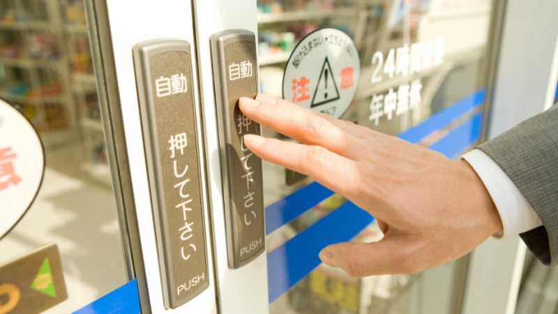 コンビニに入る
